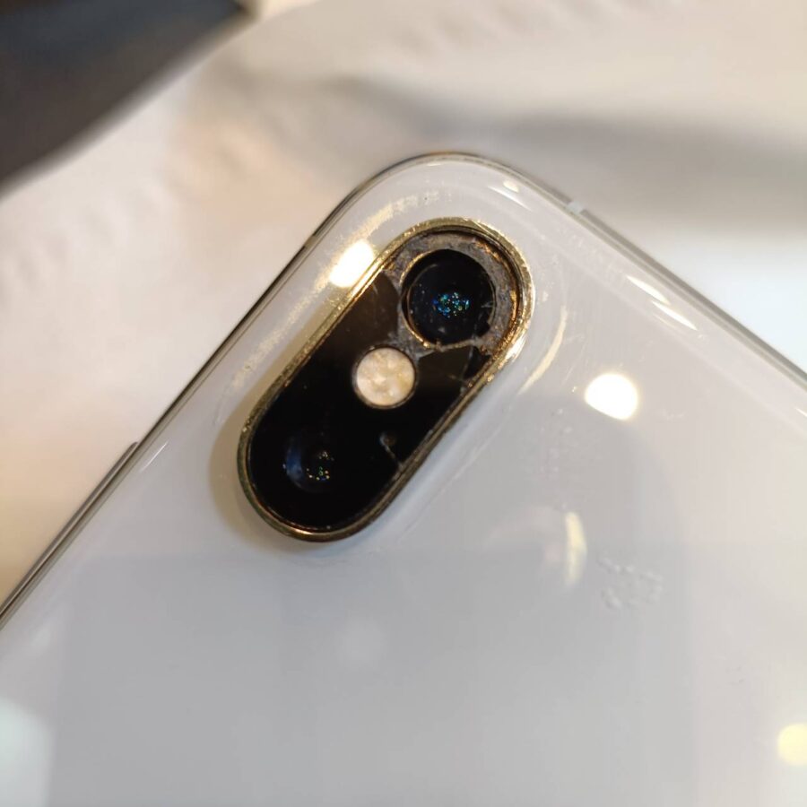 iPhoneXSのカメラ窓ガラス交換修理【スマホ修理工房荻窪タウンセブン店】