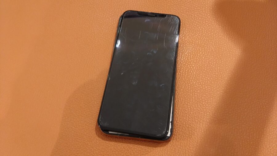 画面が外れかかっているiPhone11pro(アイフォン)画面交換修理を行いました【スマホ修理工房仙台PARCO2店】