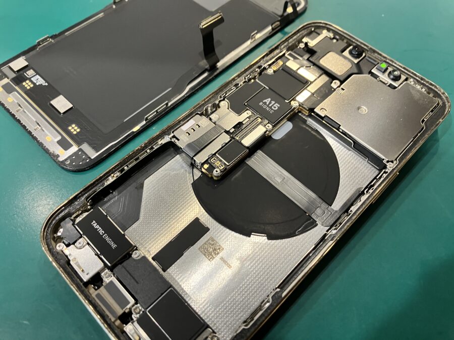 iPhone 13 Pro(アイフォン)のバッテリー交換を実施しました!【スマホ修理工房ペリエ千葉店】