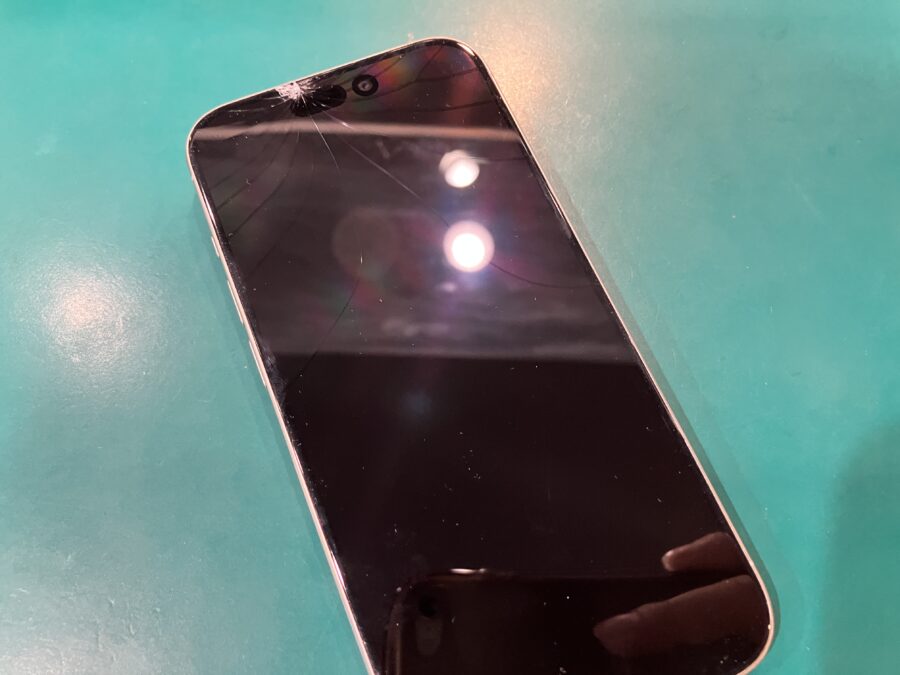 iPhone 15 Pro(アイフォン)の画面交換を実施！30分程度で画面交換いたします！【スマホ修理工房ペリエ千葉店】