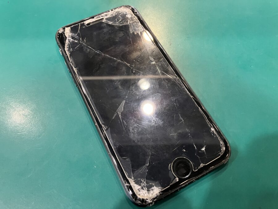 iPhone SE3(アイフォン)の画面交換を実施！大きく破損していてもお直しします！【スマホ修理工房ペリエ千葉店】
