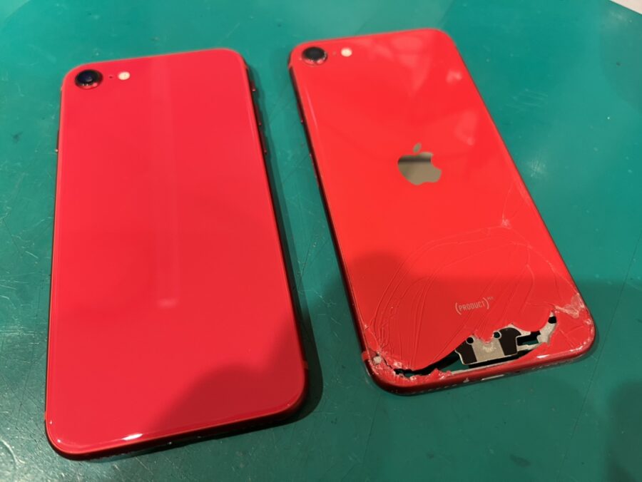 背面が割れてしまったiPhoneSE(第２世代)のバックパネル交換なら【スマホ修理工房新宿PePe店】へ！