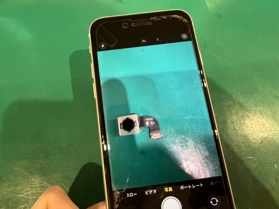 iPhoneSE2（アイフォン）のカメラから変な音がする！？iPhoneのカメラ交換も、即日修理の【スマホ修理工房新宿Pe