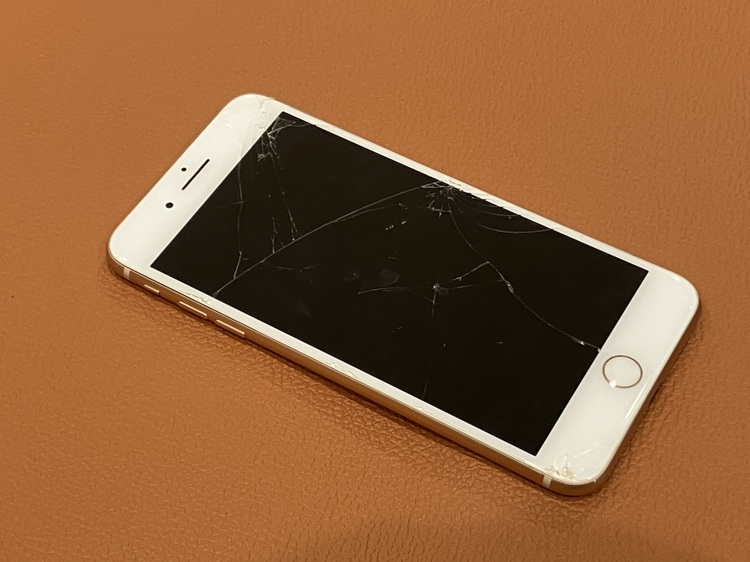 画面が割れてしまったiPhone8（アイフォン）修理を行いました【スマホ修理工房仙台PARCO2店】