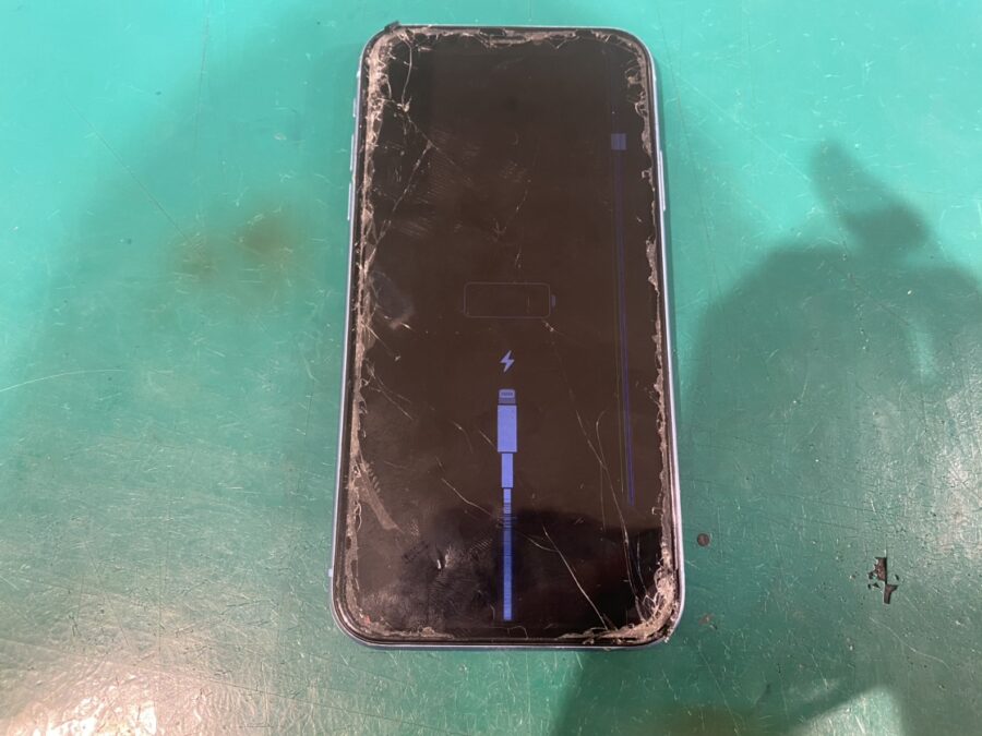 iPhone XR（アイフォン）が画面傷だらけ、液晶破損も起きてしまった?当店なら、即日修理！iPhone修理をお探しなら！