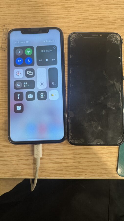 バキバキになってしまった、、直せるかな、、？iPhoneXS(アイフォン）の画面交換修理なら【スマホ修理工房新宿PePe店