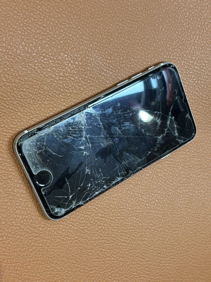 バキバキに割れて壊れてしまったiPhoneSE第2世代（アイフォン）のフロントガラス交換修理を行いました【スマホ修理工房