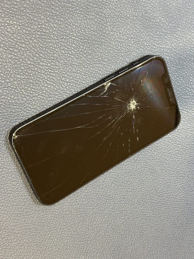 画面が中央からヒビ割れたiPhone12(アイフォン)画面交換修理を行いました【スマホ修理工房仙台PARCO2店】