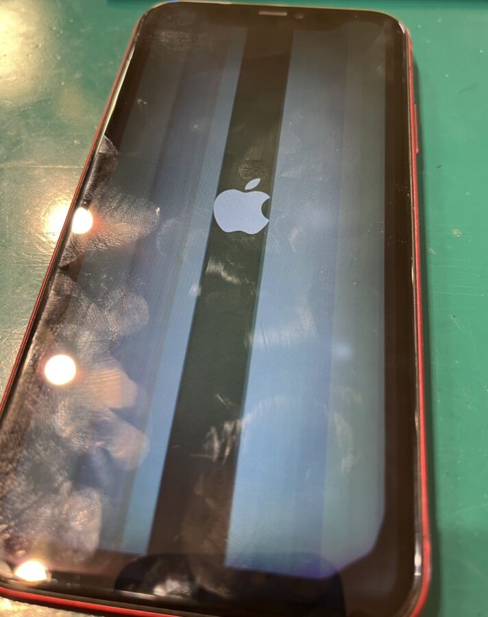 iPhone11（アイフォン）の画面に白い線が出現！？iPhoneの画面交換修理なら【スマホ修理工房新宿PePe店】へ！