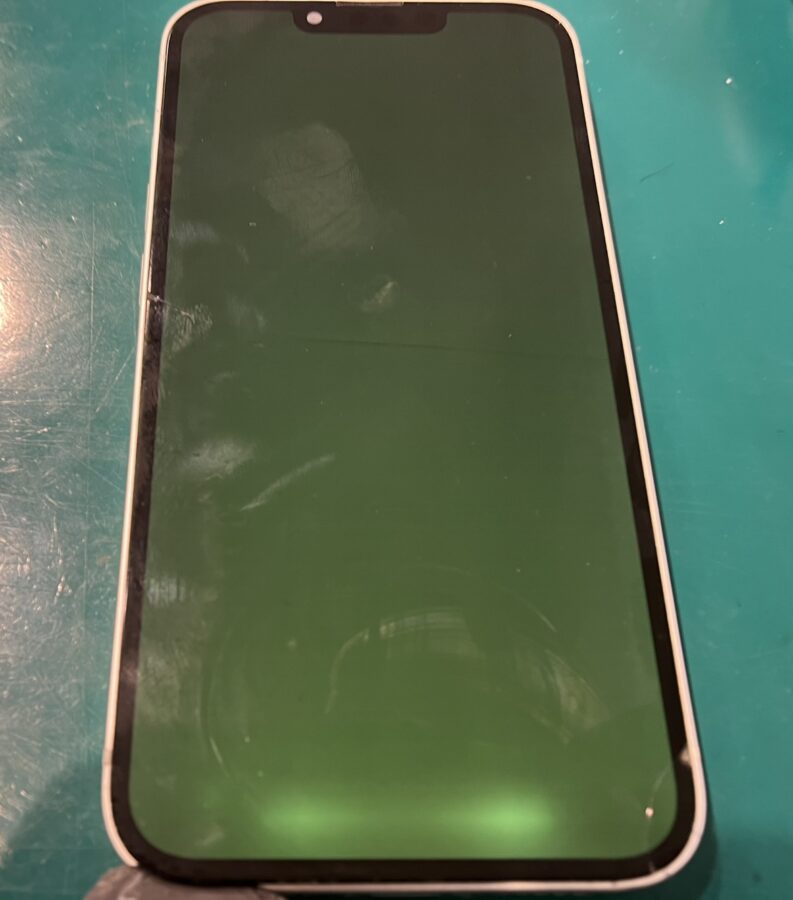 画面が急に緑色に！？iPhone13（アイフォン）の液晶交換修理を承りました！！iPhoneの即日修理なら！