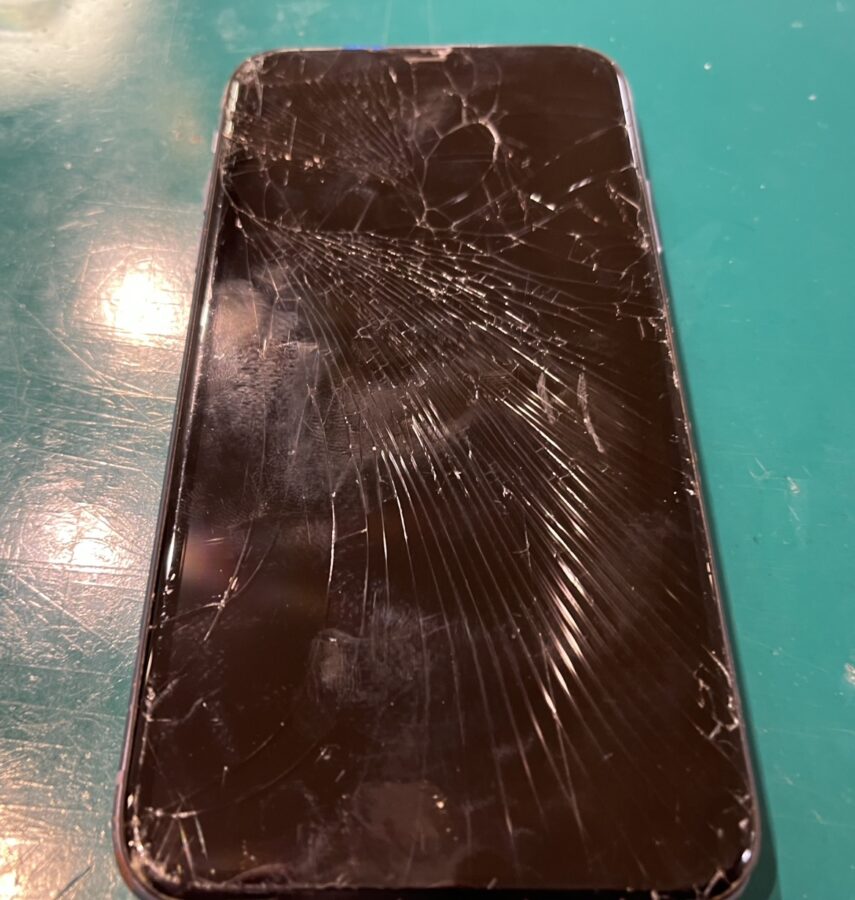 画面がバキバキでよく見えない?そんなiPhone 11Pro(アイフォン）も即日修理対応の【スマホ修理工房新宿PePe店】