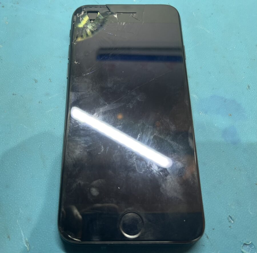iPhone8(アイフォン）を落として割れてしまった！発売から経過した機種でも、即日修理の【スマホ修理工房新宿PePe店】