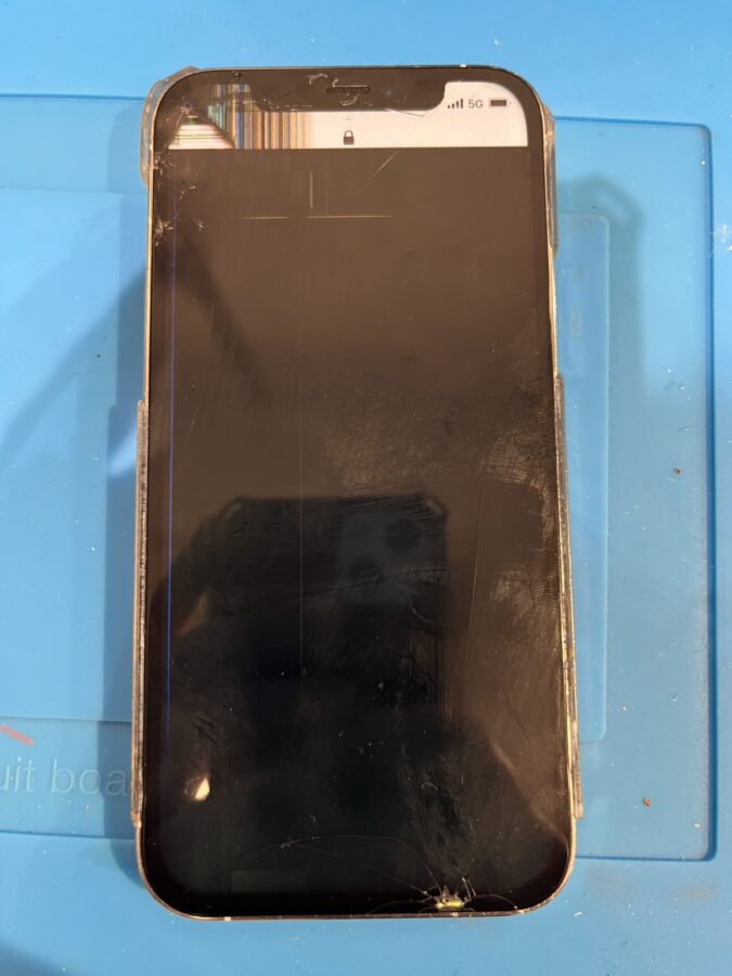 ノッチの電池残量のあたりだけ見えるよ…　渋谷でiPhone 12 Proの画面修理をするならスマホ修理工房渋谷店へ！