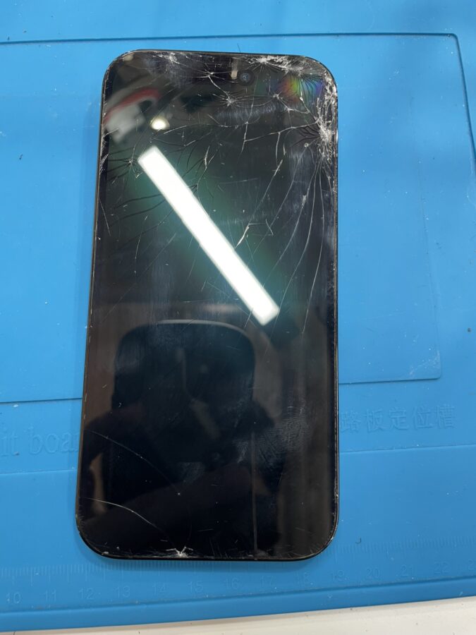 iPhone14Pro（アイフォン14Pro）ガラス割れ修理は【スマホ修理工房池袋P'パルコ店】にお任せください！