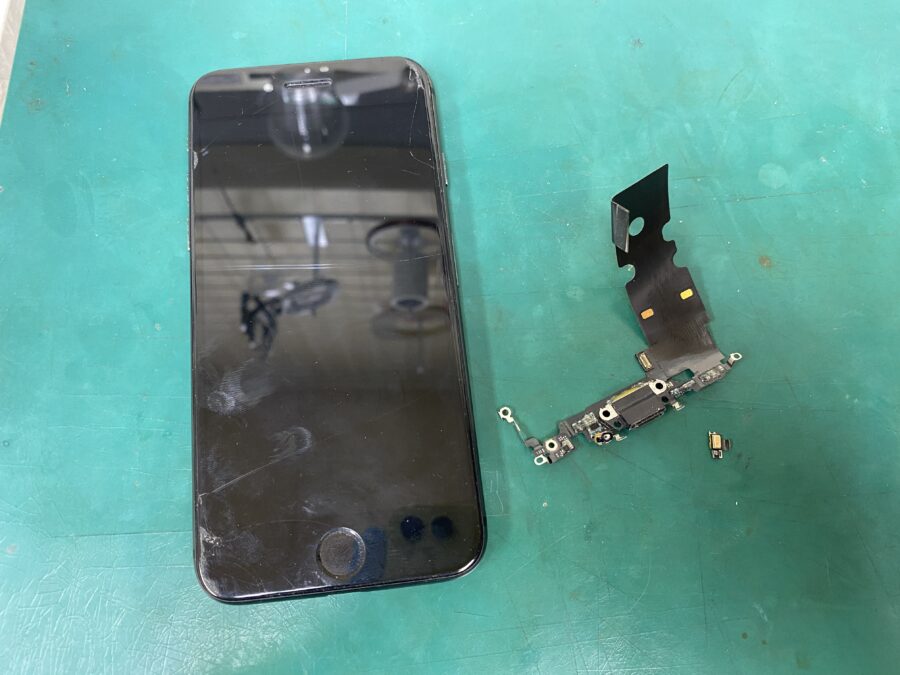 江東区西大島、亀戸近くのスマホ修理店！iPhone8(アイフォン)相手に声が聞こえない。マイクが壊れた。充電できない。