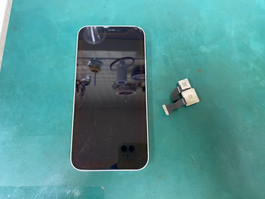 江東区西大島、亀戸近くのスマホ修理店！iPhone12(アイフォン)カメラが壊れた。ガタガタ音がする。
