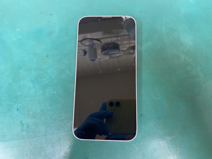 江東区西大島、亀戸近くのスマホ修理店！iPhone14(アイフォン)画面が割れて液晶が映らない。