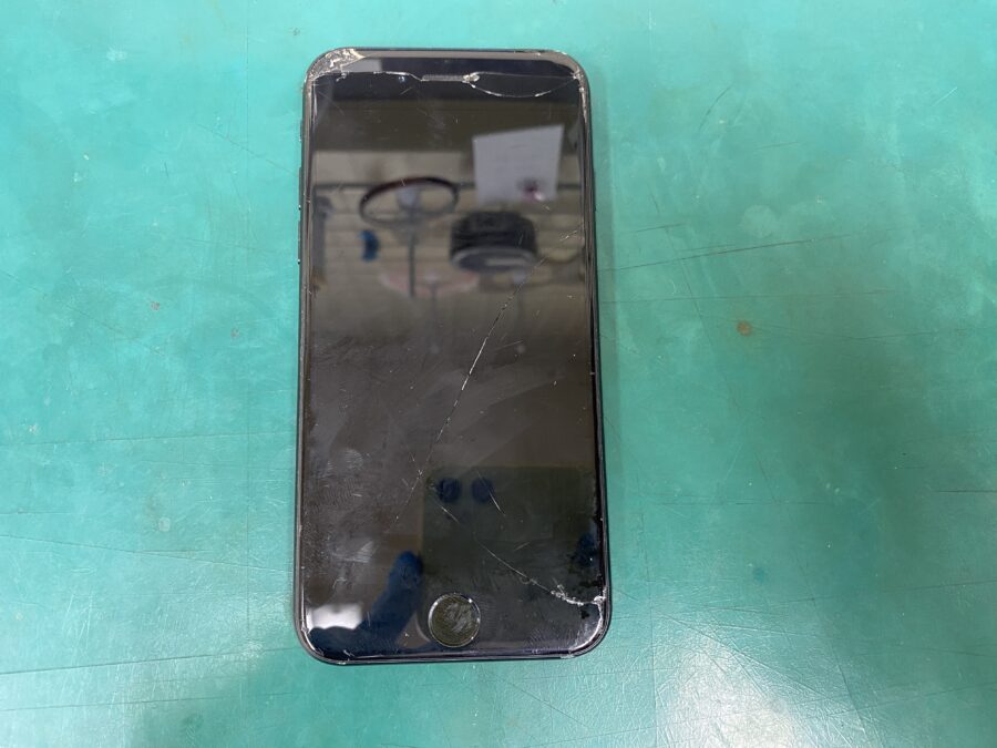 江東区西大島、亀戸近くのスマホ修理店！iPhoneSE 第2世代(アイフォン)画面が壊れた。