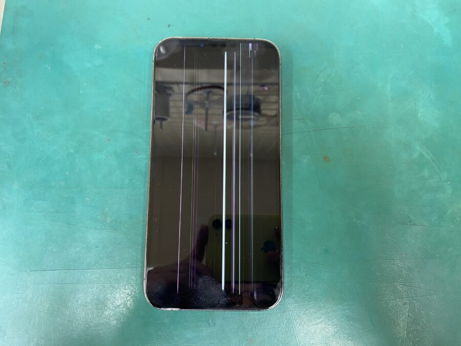 江東区西大島、亀戸近くのスマホ修理店！iPhone13 ProMax(アイフォン)画面が壊れて操作できない。