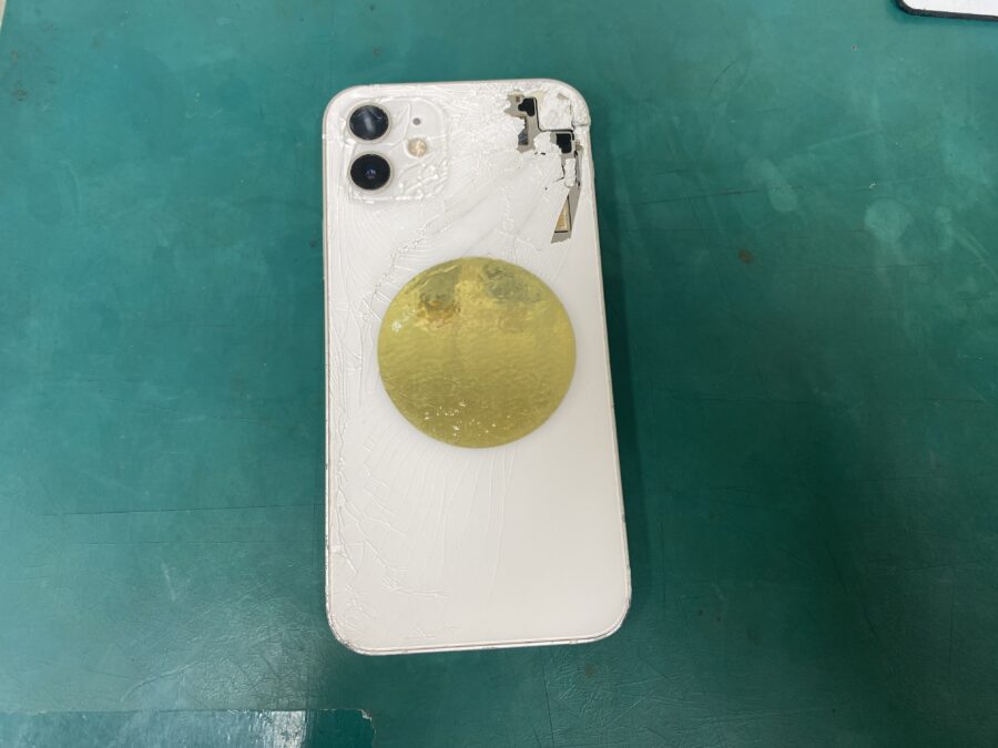 江東区西大島、亀戸近くのスマホ修理店！iPhone12(アイフォン)背面のガラスがバキバキ。フレームも外れてしまった。