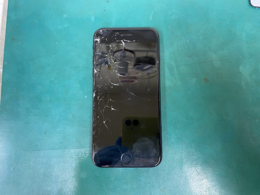 江東区西大島、亀戸近くのスマホ修理店！iPhoneSE 第3世代(アイフォン)画面交換なら【スマホ修理工房西大島店】へ