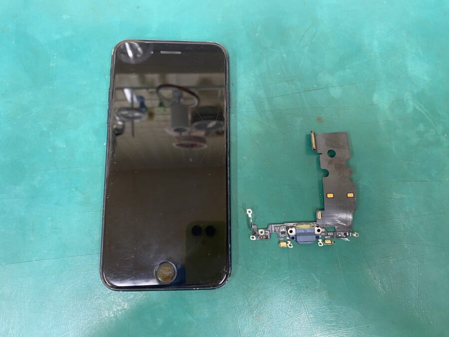 江東区西大島、亀戸近くのスマホ修理店！iPhoneSE 第3世代(アイフォン)充電が出来ない。