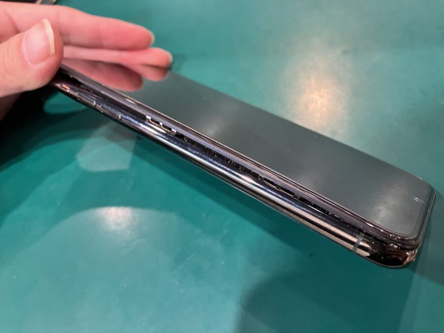 iPhone 11 ProMax（アイフォン）のバッテリー交換を実施！膨張したバッテリーもすぐに交換します！