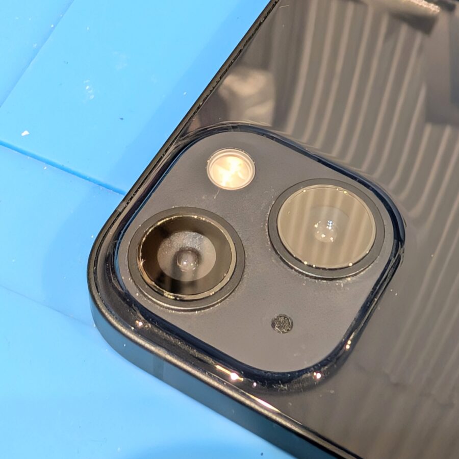 iPhone13（アイフォン13）のカメラレンズが割れ！？レンズ交換ならデータそのまま、即日修理の「スマホ修理工房渋谷店」