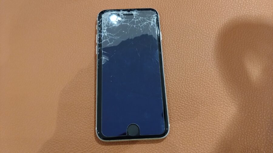 画面上部が激しく割れてしまったiPhoneSE3（アイフォン）修理を行いました【スマホ修理工房仙台PARCO2店】