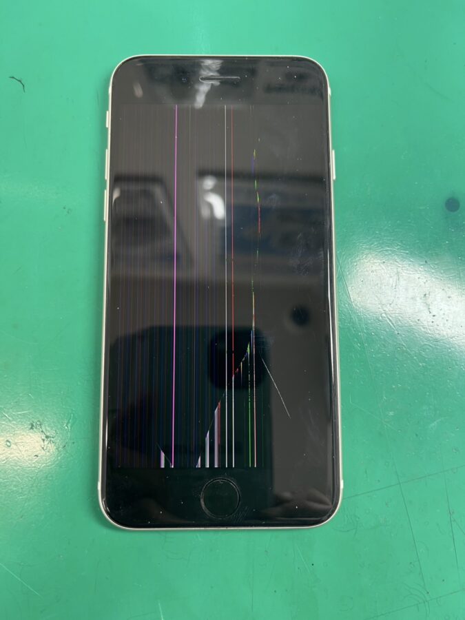 表示不良が発生！！iPhoneSE3(アイフォン)画面交換【スマホ修理工房大井町店】