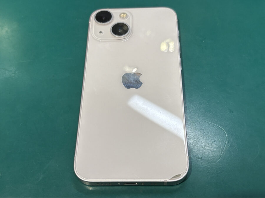 iPhone 13mini（アイフォン）の背面が欠けてしまった方から修理のご依頼をいただきました。