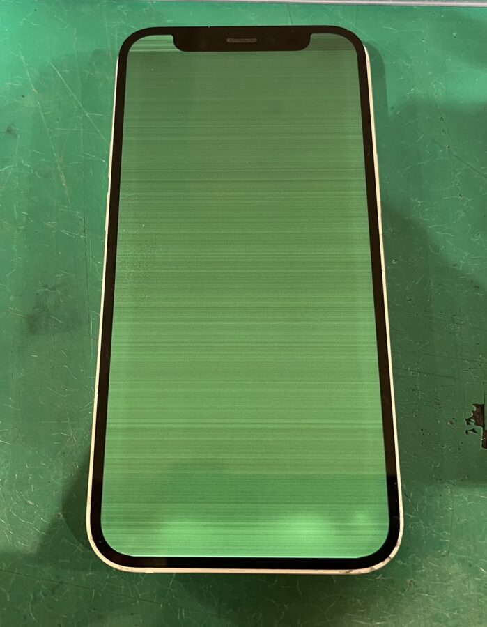 画面が緑色になってしまった?iPhone 12（アイフォン）の画面交換修理するなら【スマホ修理工房新宿PePe店】へ！