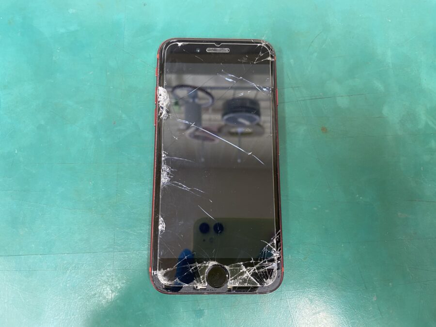 江東区西大島、亀戸近くのスマホ修理店！iPhoneSE 第2世代(アイフォン)画面がバキバキ。