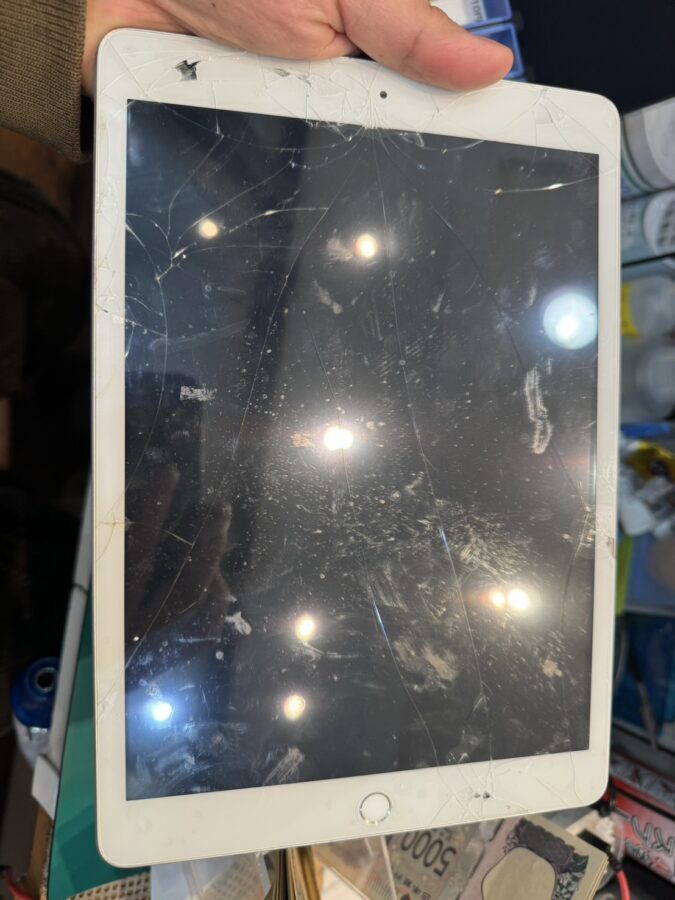 画面が割れちゃった...iPad7タッチガラス交換修理【スマホ修理工房荻窪タウンセブン店】