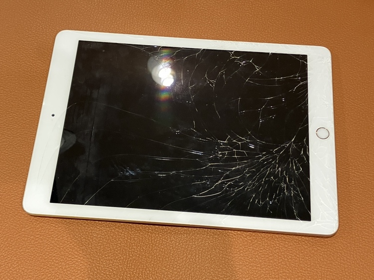 こんな状態でも修理できますか？?画面が割れたiPad第6世代（アイパッド）の画面交換修理を行いました【スマホ修理工房仙台P
