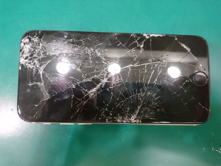 藤沢からお越しのお客様より、自転車で落下で割れたiPhoneSE3(第3世代)の画面割れ修理をお持ち込みいただ来ました。