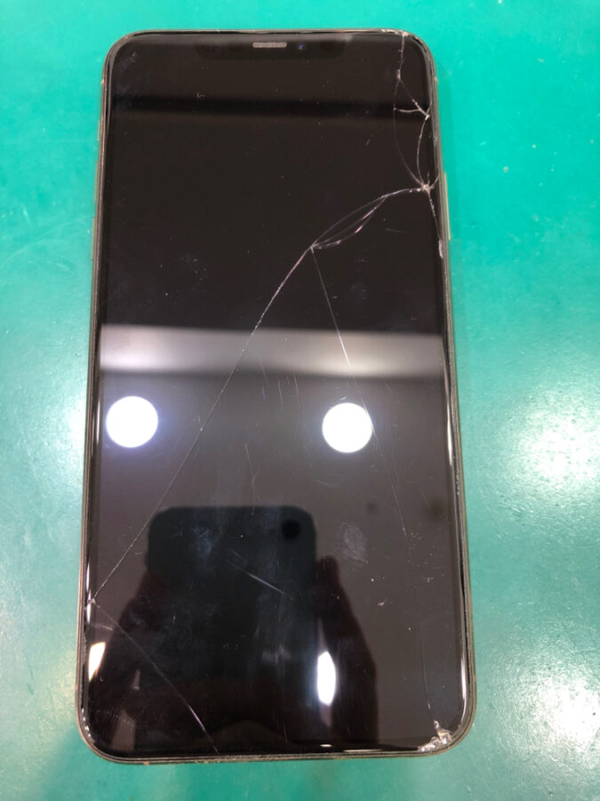 【ひび割れ修理】茅ヶ崎市からお越しのお客様より、iPhone11ProMax(アイフォン11プロマックス)をお持ち込みいただきま