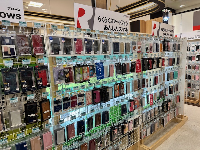 らくらくスマホにかんたんスマホのケースも販売中！機種がわからなければスタッフまで！