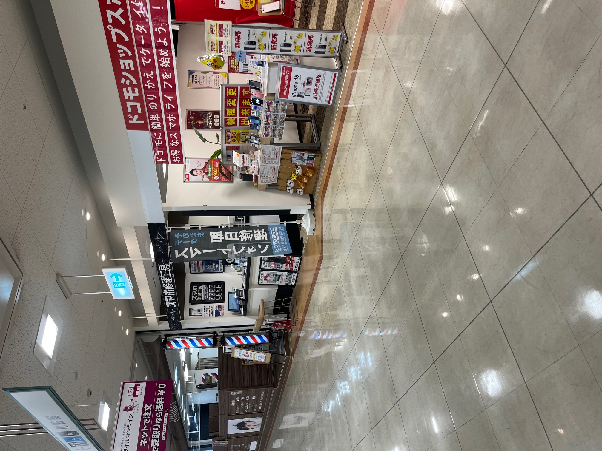 { エスカレーターを登りきると右前方に見えてきます }
