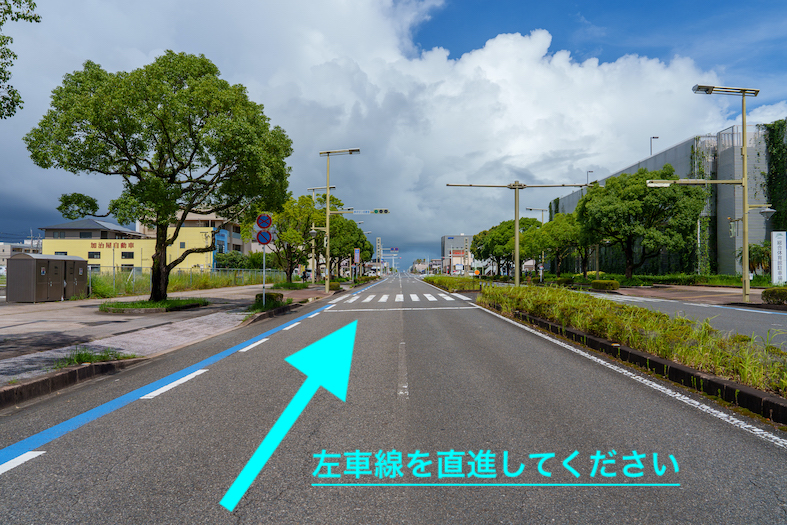 { 左側車線を次の交差点まで直進です }