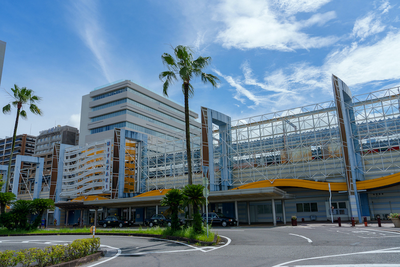 { 宮崎駅東口からご案内いたします }