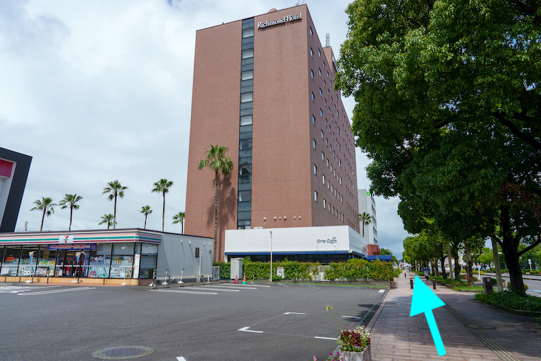 { 宮崎駅東口交差点のセブンイレブンを直進します }