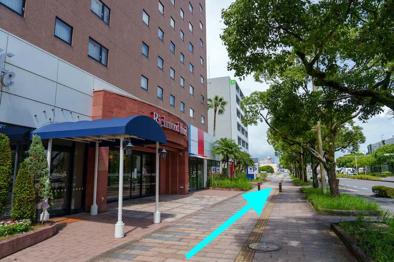 { セブンイレブンの隣のリッチモンドホテル前を進んでください }