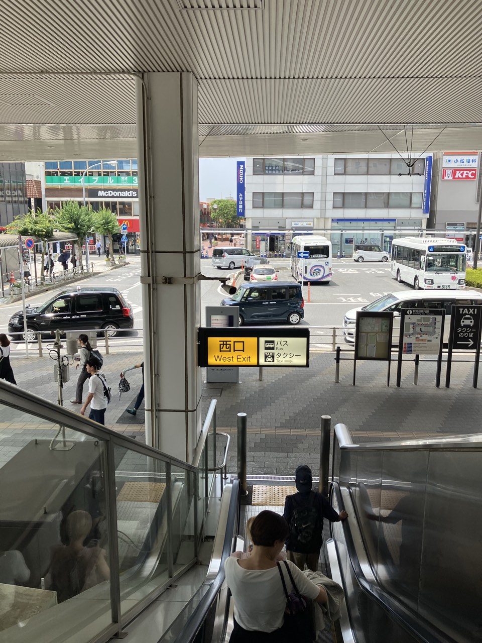 { 地上に出たら、左側へ進み3番のバス乗り場へ向かう }