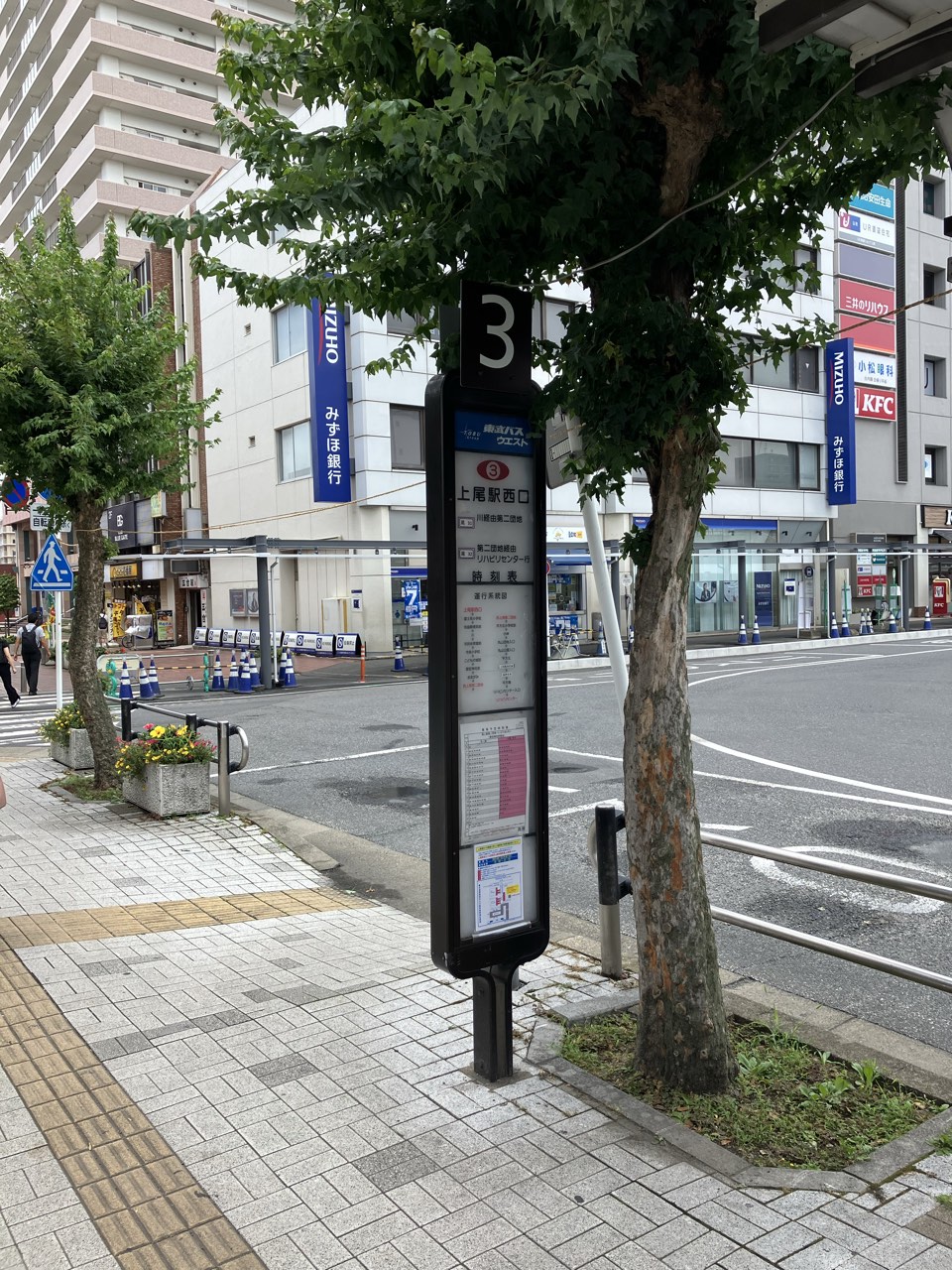 { 3番乗り場から尾31のバスへ乗る }