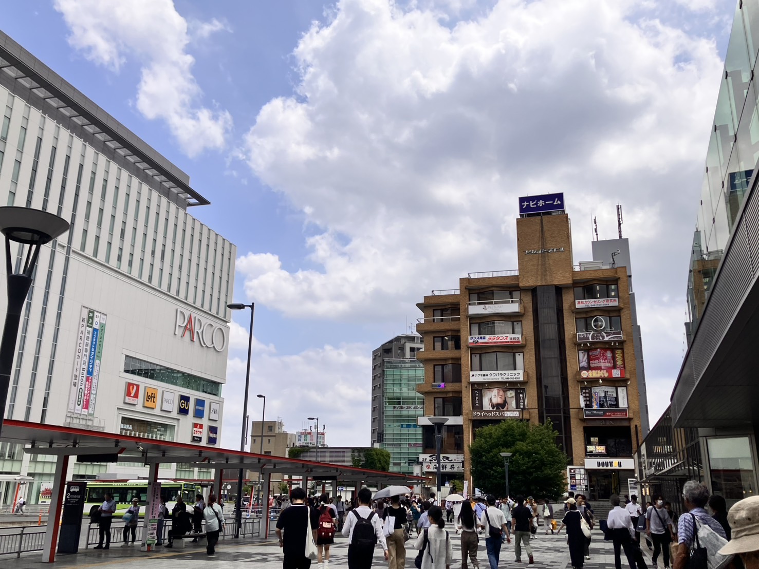 { 東口を出ますとほぼ正面に浦和パルコが見えてきます }