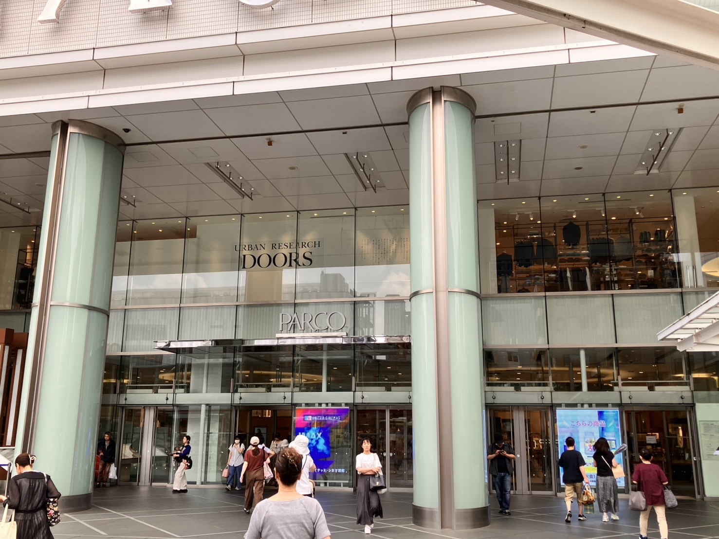 { 正面入り口から入り、右手側にシースルーエレベーターがございますのでそちらに進みます。 }