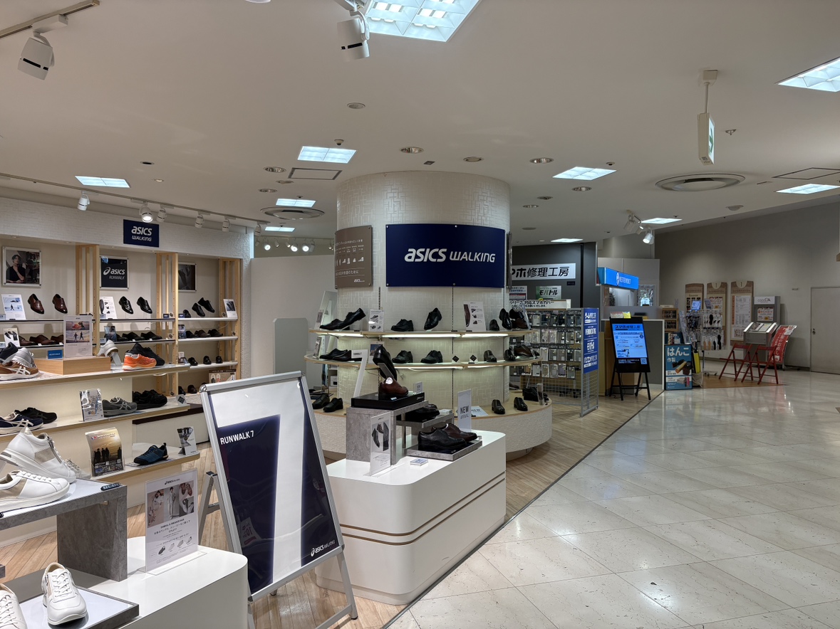 { アシックスウォーキングのお隣、SM2keittieのお向かいにございます！ }