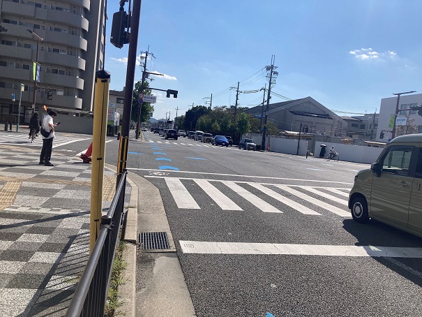 { 長岡京駅前交差点を直進 }