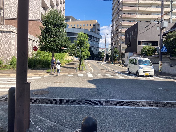 { 交差点を直進します }